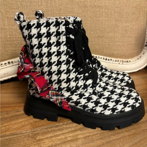 Betsey Johnson Shoes - NWOB. New Betsy Johnson ROSEY BLACK & WHITE